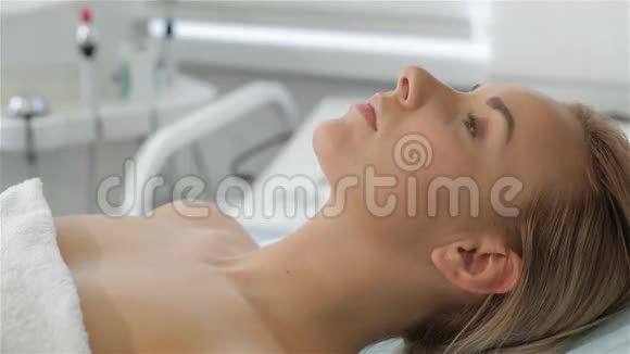 Masseur按摩病人的胸部视频的预览图