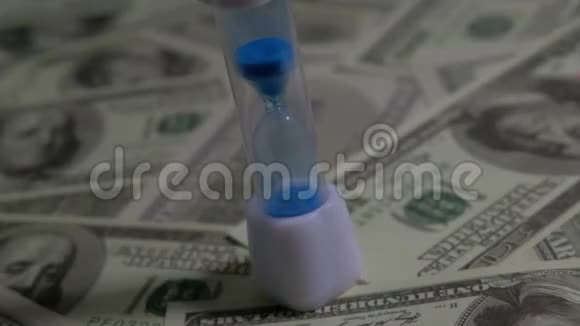 沙钟和美元票据背景视频的预览图