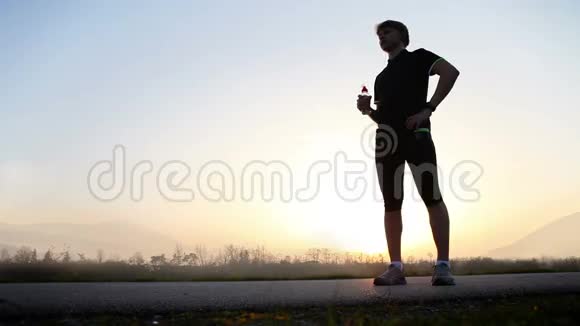 马拉松运动员在广角山上喝水视频的预览图