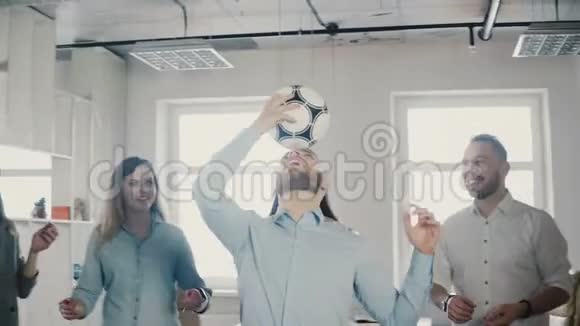 快乐的白人工人在头上踢足球快乐的混合种族管理人员庆祝公司的成功视频的预览图