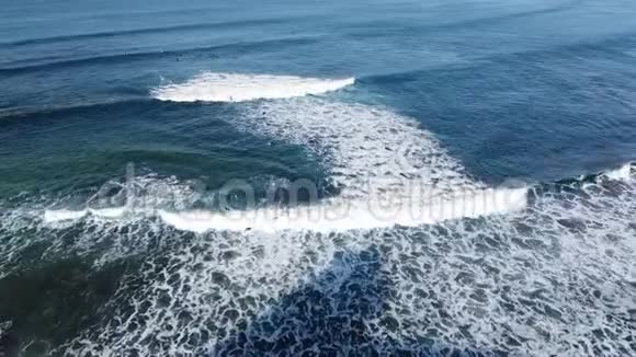 海浪上有冲浪者视频的预览图
