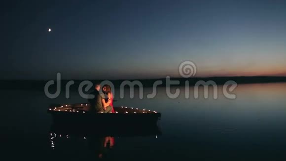 带着蜡烛在船上浪漫的散步视频的预览图