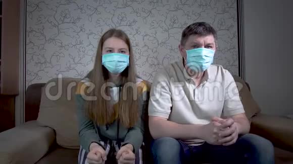 戴着面具的女儿和父亲视频的预览图
