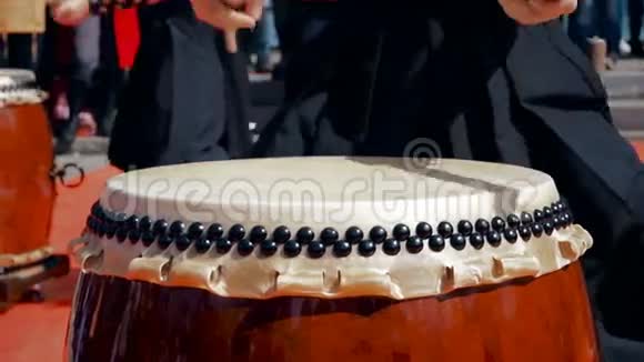 音乐家鼓手在户外打太子鼓亚洲韩国日本中国的文化民间音乐视频的预览图