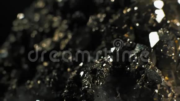 黑色背景下美丽的碧丽塔水晶视频的预览图