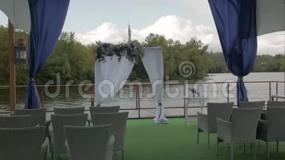 河边的婚礼拱门视频的预览图