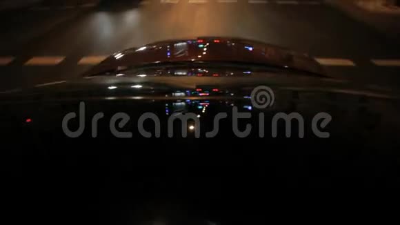 汽车引擎盖上的街道照明汽车玻璃和引擎盖的光反射视频的预览图