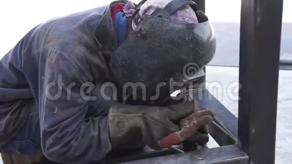 人焊接金属条视频的预览图