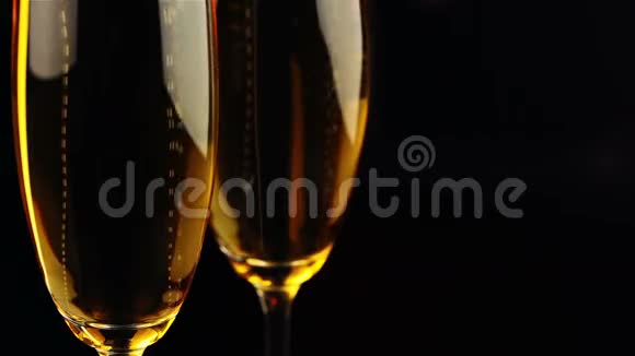 玻璃边的酒和酒壶视频的预览图