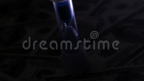 沙钟和美元票据背景视频的预览图