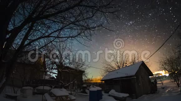 冬日花园星空的时光流逝视频的预览图