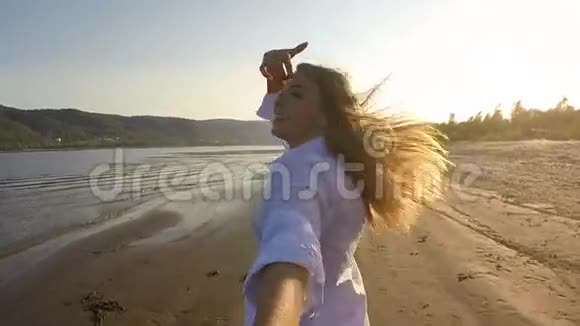 一个女孩和一个男人在海滩上跑来跑去视频的预览图