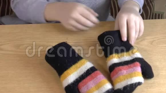 宝宝戴手套视频的预览图