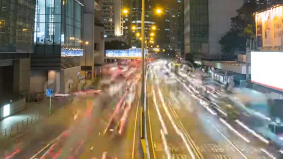 夜间城市快速红绿灯时间流逝视频的预览图