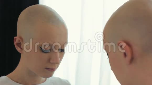 患癌症的悲伤女人照镜子视频的预览图