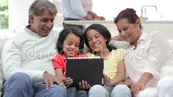 多代印度家庭与数字平板视频的预览图