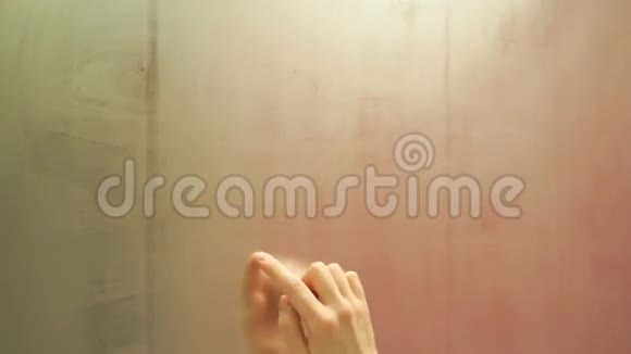 手在雾蒙蒙的镜子上画出一颗心视频的预览图