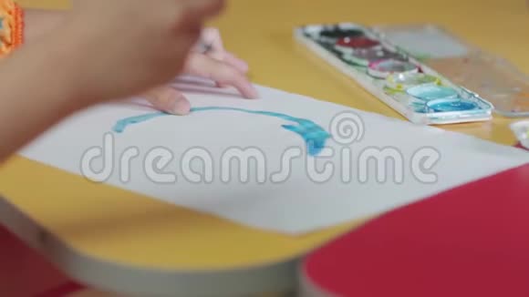孩子画一个圆圈视频的预览图