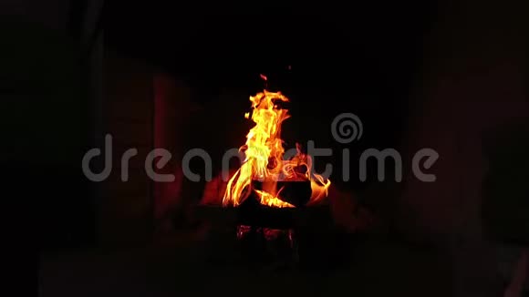 在壁炉里生火视频的预览图