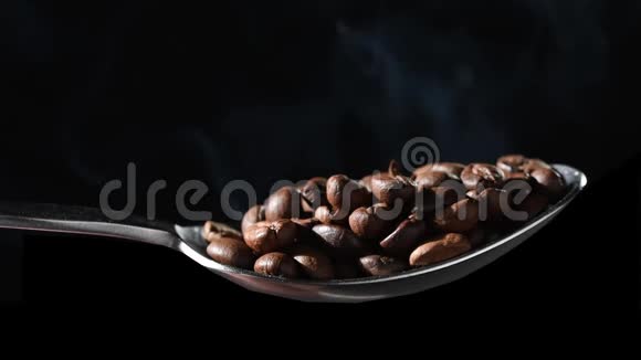 勺子里的咖啡豆视频的预览图