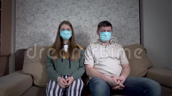 戴着面具的女儿和父亲视频的预览图