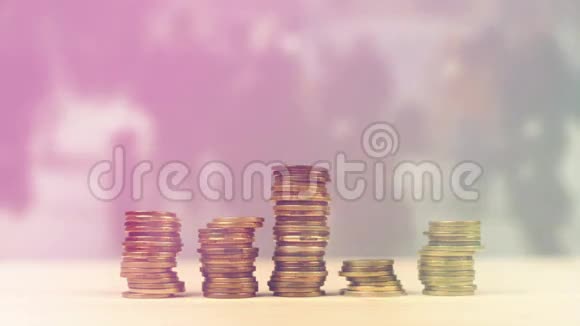 手叠硬币作为储蓄管理家庭预算和财务视频的预览图