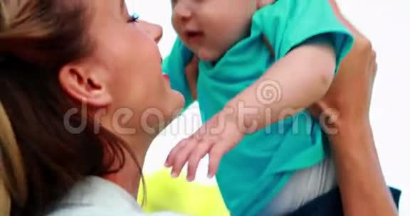 快乐妈妈在公园里和可爱的小儿子擦鼻子视频的预览图