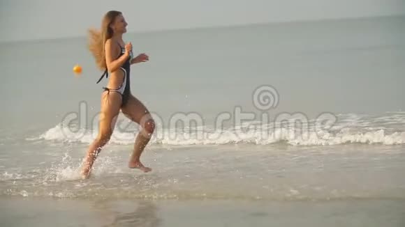 女孩在海上奔跑视频的预览图