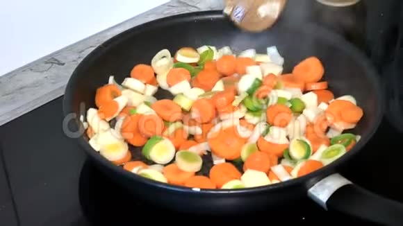 煮薯条蔬菜慢慢搅拌视频的预览图