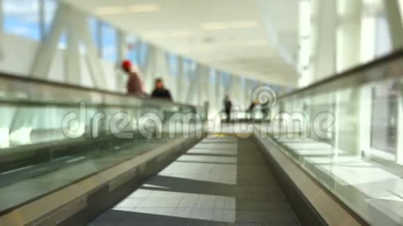 机场旅客流动步行道倾斜换档视频的预览图