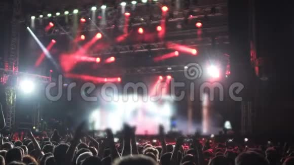 一群精力充沛的歌迷在音乐节上跳来跳去被摇滚明星表演所打动视频的预览图