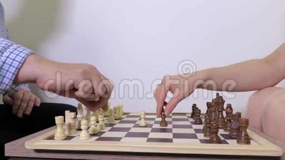 女人和男人下棋视频的预览图