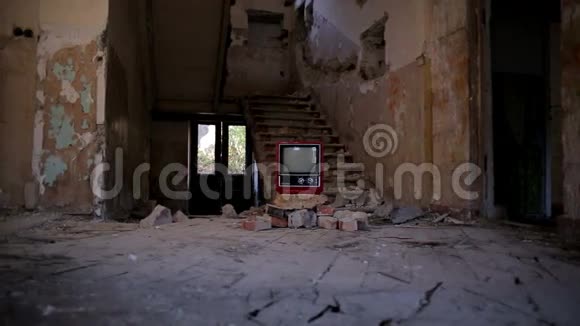 在废弃的房子阿尔法破碎的电视视频的预览图