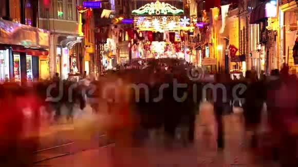 伊斯坦布尔夜间步行街时光流逝4K视频的预览图