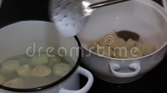 做饺子饺子锅里的饺子视频的预览图