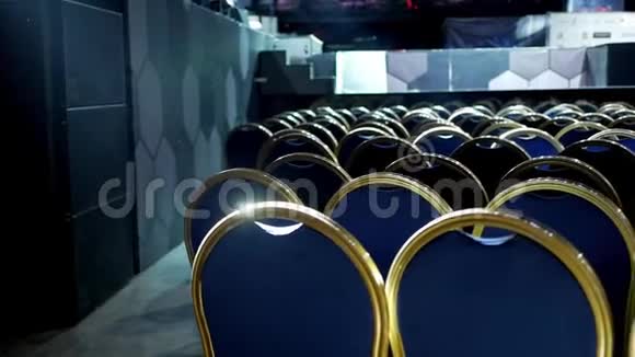 大厅里的空椅子视频的预览图