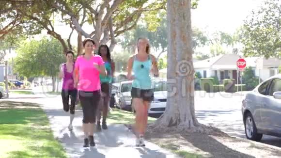 在市区街上慢跑的妇女团体视频的预览图