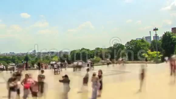 城市行人交通时间流逝埃菲尔铁塔飞舍叶潘视频的预览图