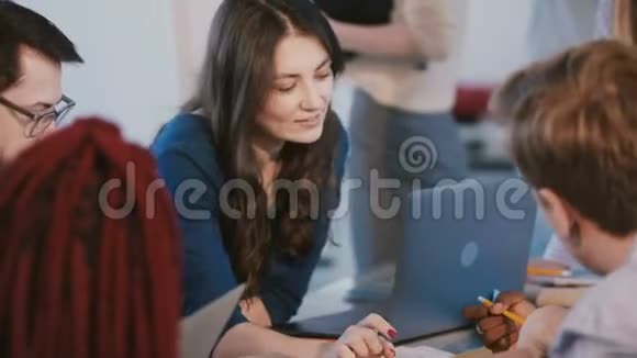中镜头肖像年轻迷人的欧洲女商人看文件背后的办公室团队会议桌视频的预览图