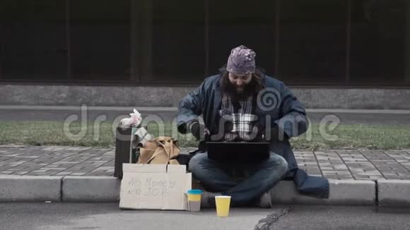 可笑的无家可归的乞丐在网上赢得了财富视频的预览图