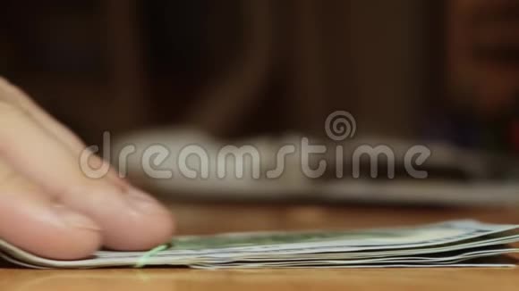 手铺钞票视频的预览图