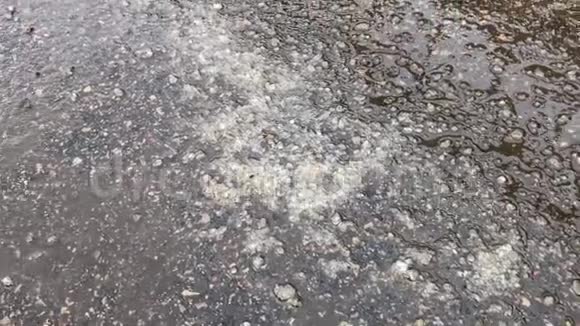盐洒在人行道上视频的预览图