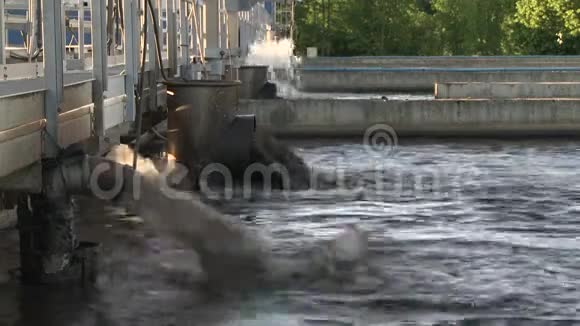 自来水厂污水处理厂的管道里喷出脏水静态射击视频的预览图