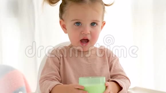 女孩在家喝牛奶视频的预览图