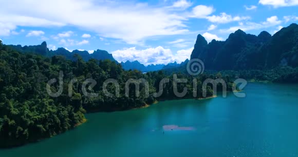 空中群山和丛林之间的湖泊天空多云视频的预览图