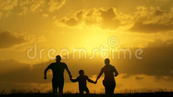 一家人在日落时分奔跑跳起来举起手来视频的预览图