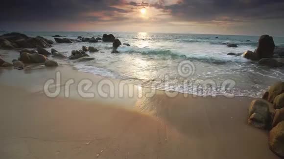 在美丽的海滩上黎明白色的沙纹波浪像丝绸创造了许多美丽的海滩视频的预览图