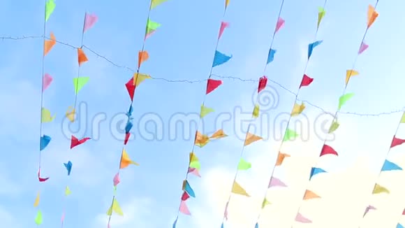 彭南特在风中飞翔有可爱的坚实的蓝色天空背景视频的预览图