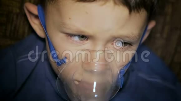 这个男孩正在通过吸入器呼吸视频的预览图