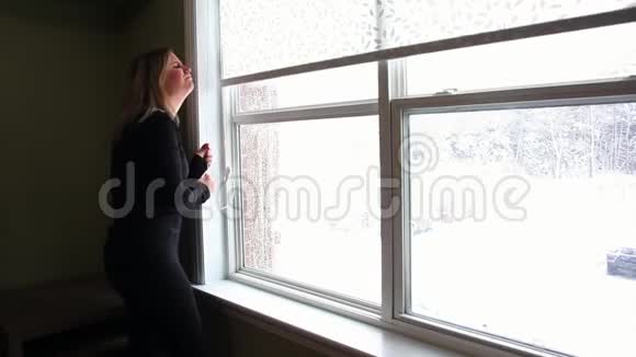 冬天打开百叶窗视频的预览图